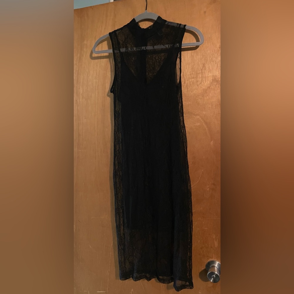 Sleeveless lace dress